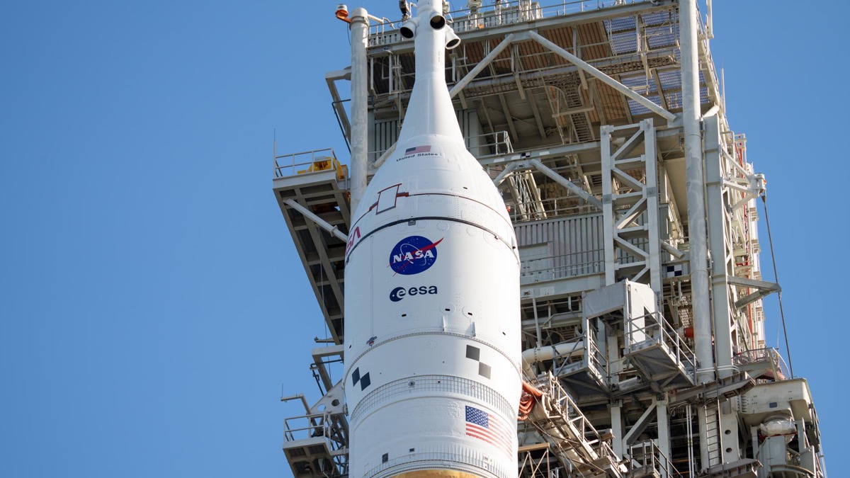 NASA阿尔忒弥斯二号SLS火箭转运至发射台