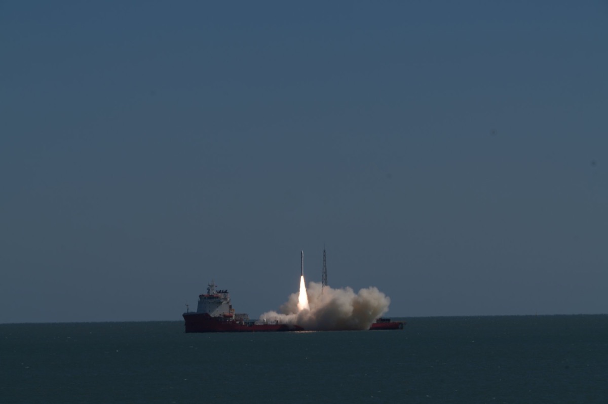 谷神星一号海射型遥八运载火箭在山东日照附近海域点火升空